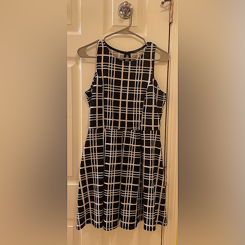 Black and White Fit & Flare Dress - Size M by Soprano